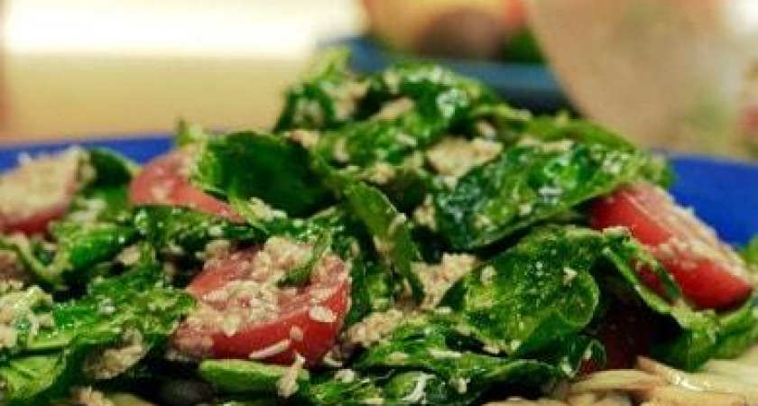 Салат со шпинатом, помидорами и кунжутной заправкой 🥗