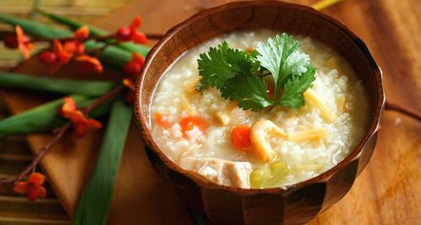 Рецепт рисовой каши в мультиварке на молоке, с яблоками, грибами