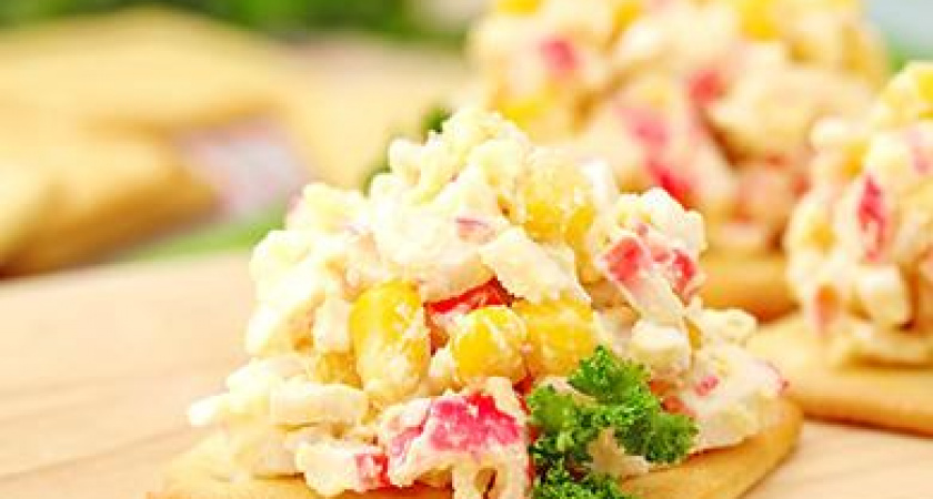 Салат с крабовыми палочками: 14 рецептов на любой вкус