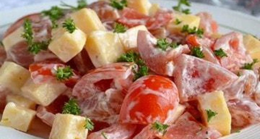 Легкий салат с копченой курицей и помидорами - проверенный рецепт