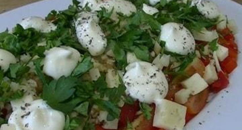Неповторимый салат с грецкими орехами и курицей копченой - готовьте с легкостью