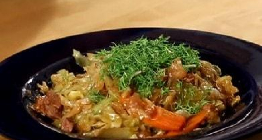 Тушеная капуста с мясом - рецепт с вкусной изюминкой