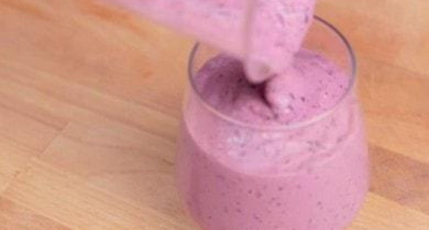 Вкусный ягодный смузи - отличный сытный вариант для завтрака