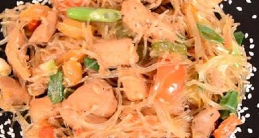 Салат из фунчозы с курицей и овощами - необычно и вкусно