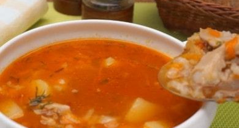 Простой томатный рисовый суп с курицей
