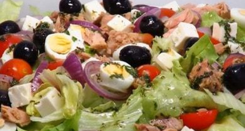 Рецепт вкусного салата с консервированным тунцом и овощами