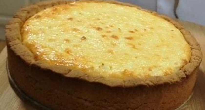 Чизкейк по-русски с творогом с выпечкой - вкусный и простой десерт с с клубничным соусом