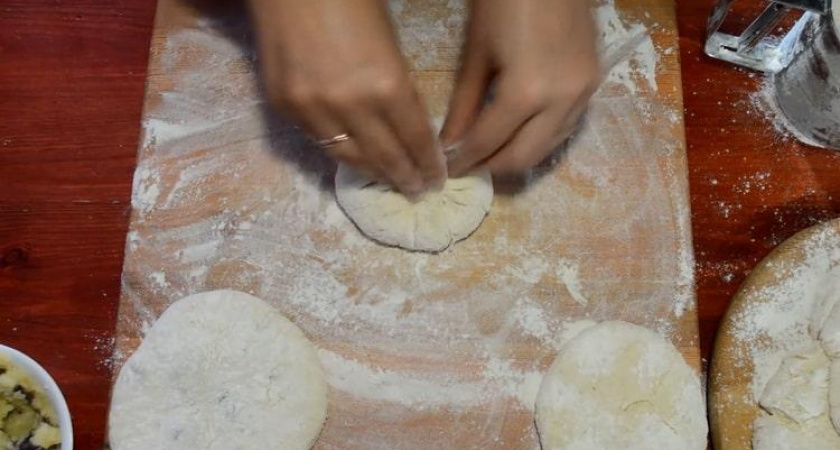 Как научиться готовить вкусные лепешки на кефире на сковороде с начинкой