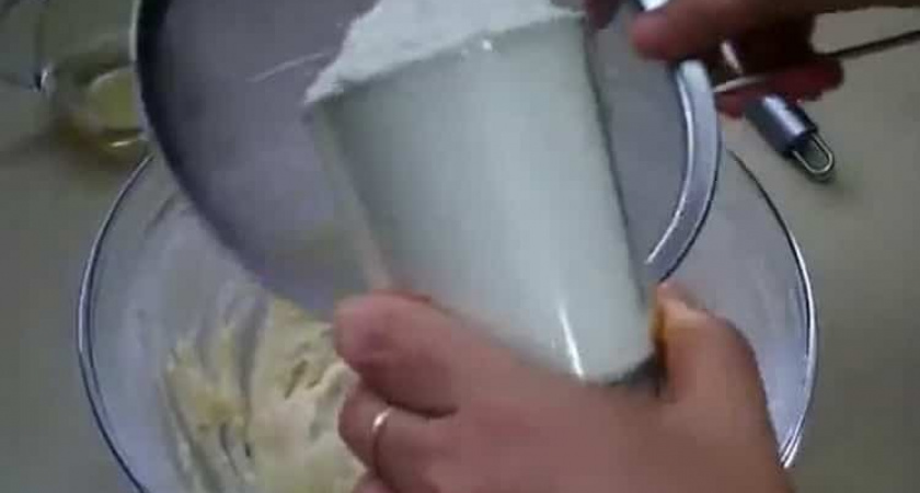 Как научиться готовить вкусное тесто на кефире для пирожков на сковороде