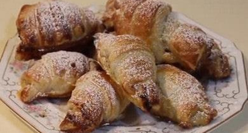 Круассаны из слоеного бездрожжевого теста с абрикосами - быстрый и вкусный рецепт