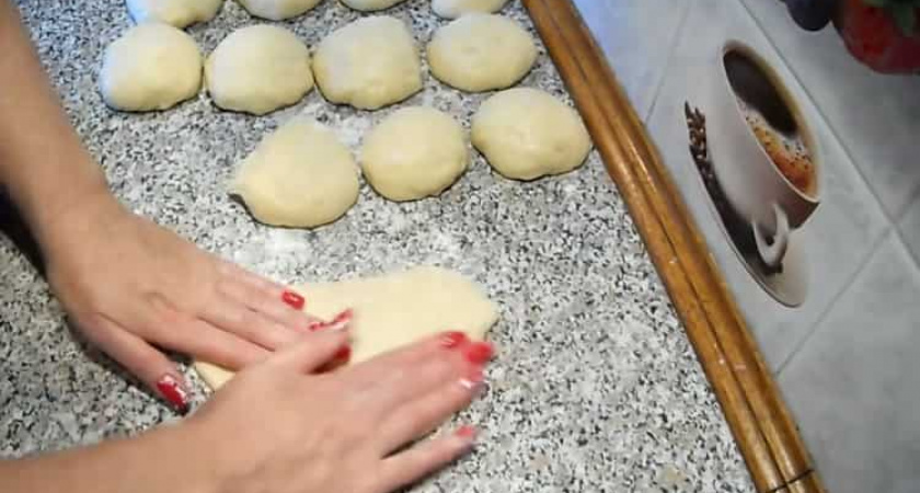 Как научиться готовить вкусные булочки с изюмом