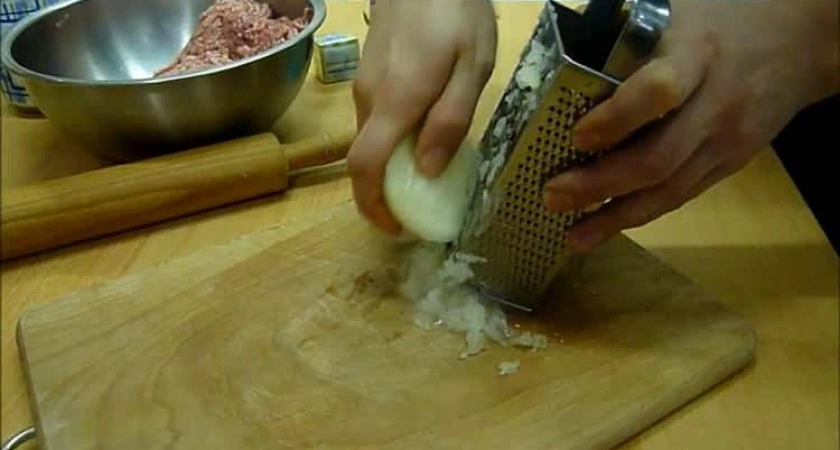 Фото к статье: Очень вкусная и сочная начинка для чебуреков из фарша