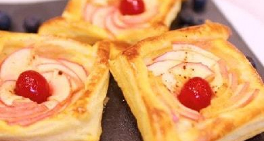 Очень вкусный десерт из слоеного теста - корзиночки с яблоком