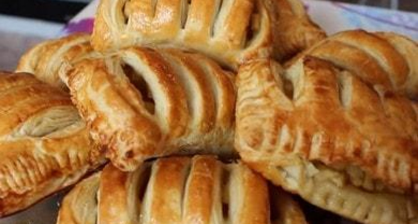 Вкусные слойки с яблоками - рецепт угощения из слоеного теста