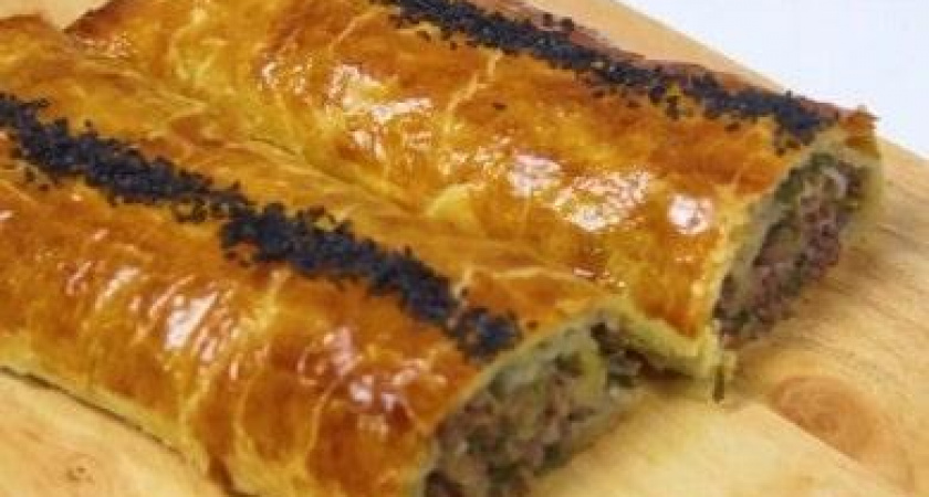 Вкусный рулет из слоеного теста с фаршем и зеленью