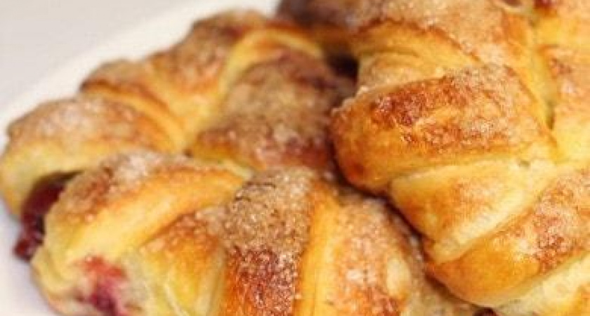 Вкусные слойки с вишней из слоеного теста - как красиво завернуть