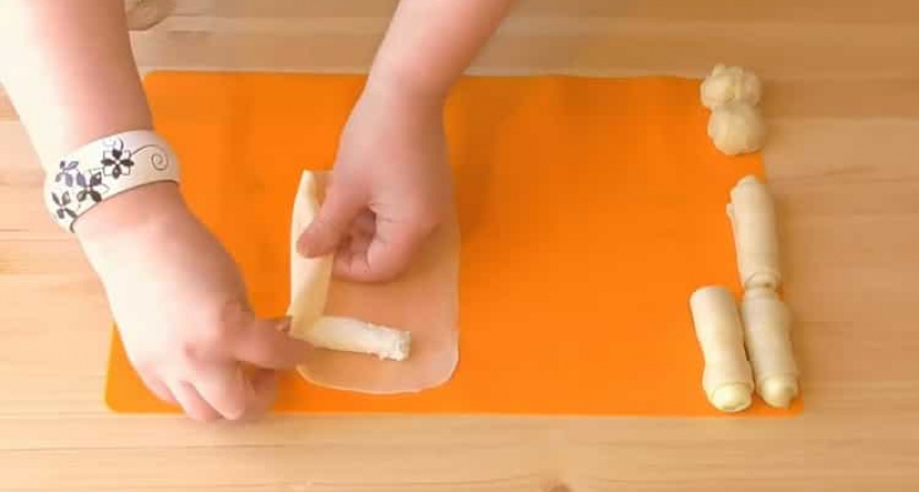Вкусные пирожки из скороспелого слоеное тесто с творогом