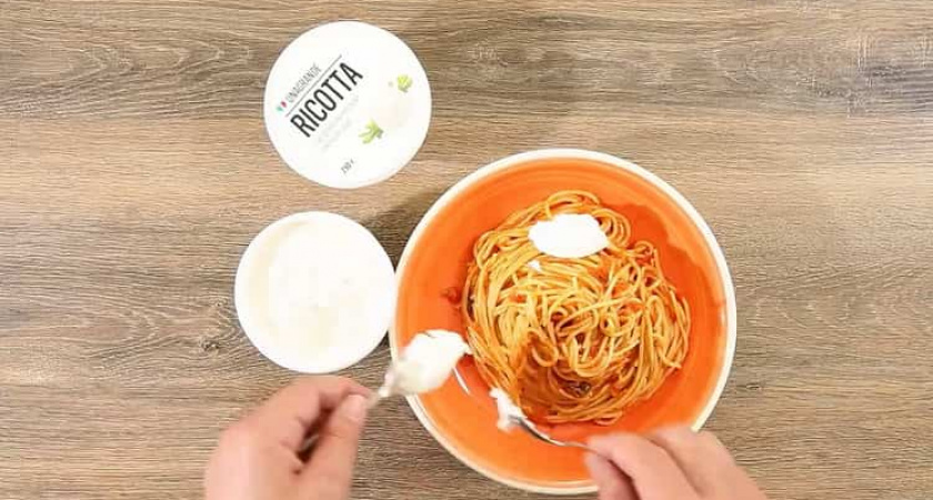 Спагетти с томатной пастой и рикоттой - просто и очень вкусно 🍝