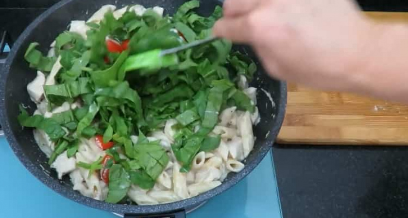 Вкусная паста пенне с курицей в сливочном соусе 🍝