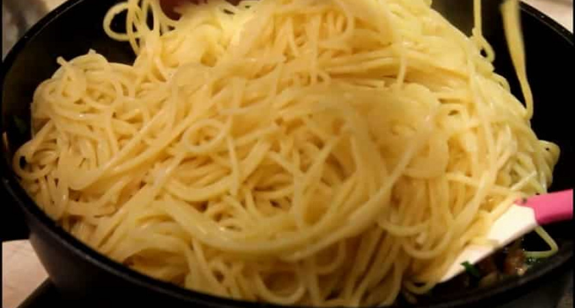 Паста с ветчиной и сливочнім соусом - очень вкусно и сытно 🍝