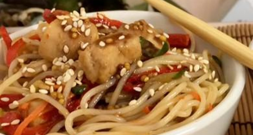 Рисовая лапша с курицей и овощами вкусно и полезно 🍝