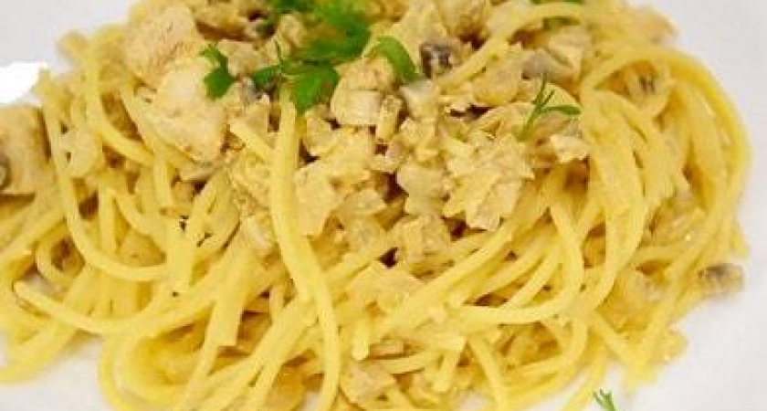 Паста с шампиньонами, курицей и орехами по пошаговому рецепту с фото 🍝