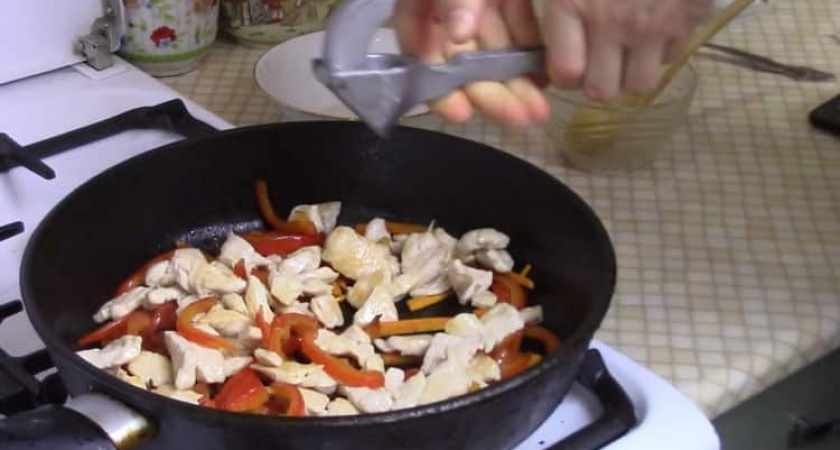 Рисовая лапша с курицей и овощами - вкусный ужин за 15 минут 🍝