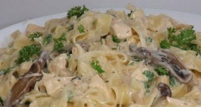 Макароны в сливочном соусе с курицей и грибами - обед за 15 минут &#x1f35d;