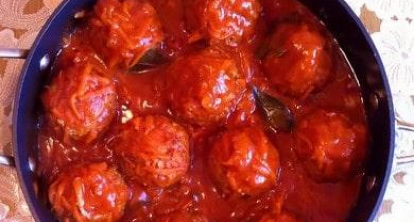 Как научиться готовить вкусные тефтели с рисом в томатном соусе 🍚