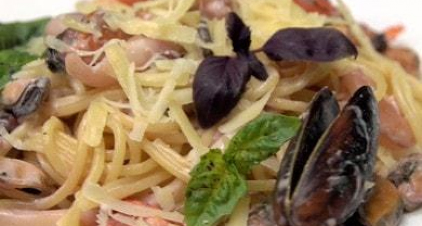 Паста с морепродуктами в сливочно-чесночном соусе - готовим быстро и просто 🍤