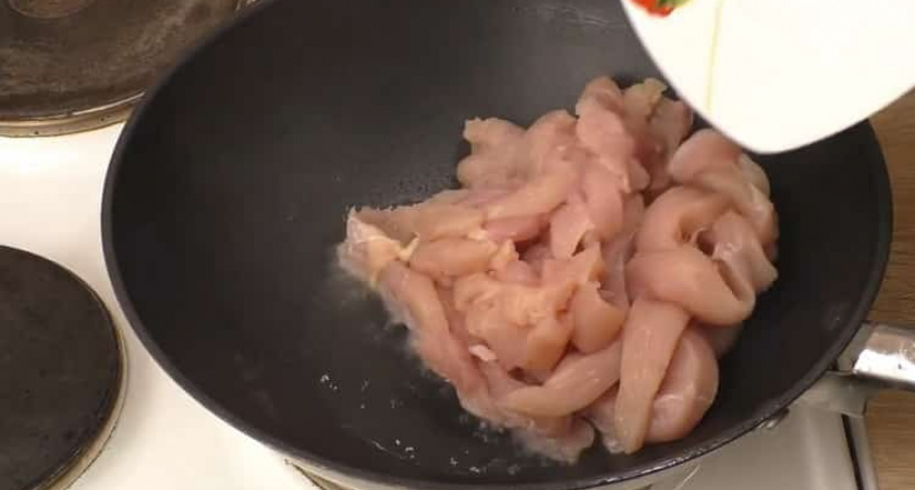 Бефстроганов из куриных грудок в томатно-сметанном соусе 🍲
