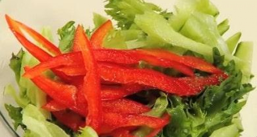 Салат из свежих овощей и стебля сельдерея - простой и полезный рецепт 🥗