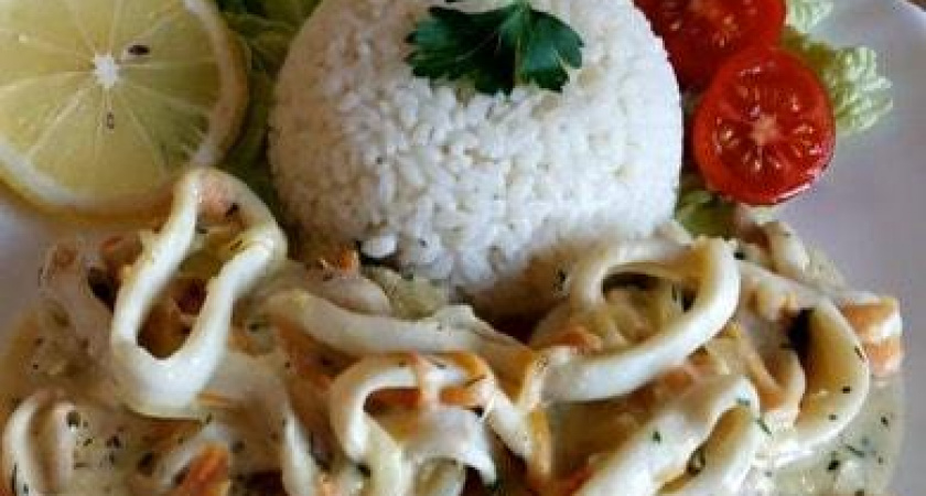 Очень вкусные кальмары в сметане с луком 🦑