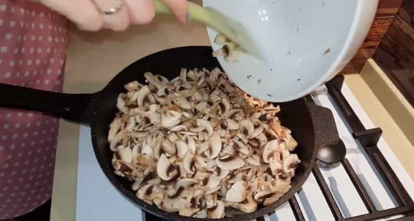 Кальмары, фаршированные рисом и грибами - простой и вкусный рецепт 🦑