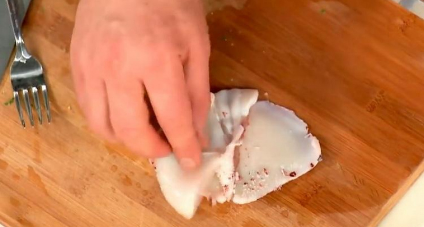 Летний салат с кальмарами, болгарским перцем и свежим огурцом 🥗