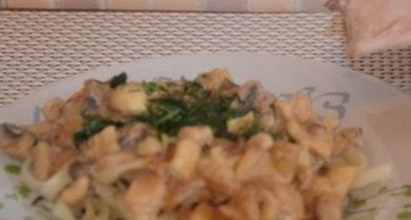 Нежные кальмары, тушеные с грибами в сметане 🦑