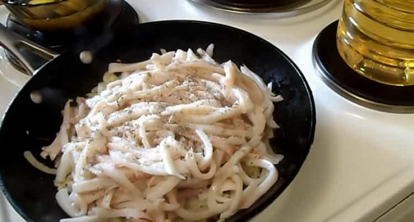 Рецепт вкусных жареных кальмаров с яйцом и луком 🦑