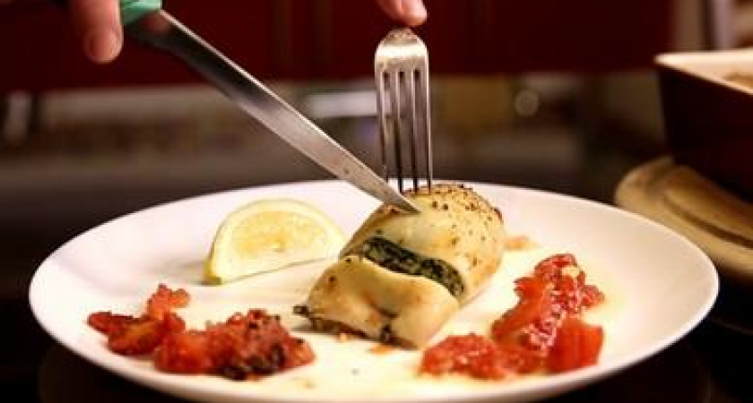 Запеченные в духовке кальмары, фаршированные шпинатом и сыром рикотта 🦑