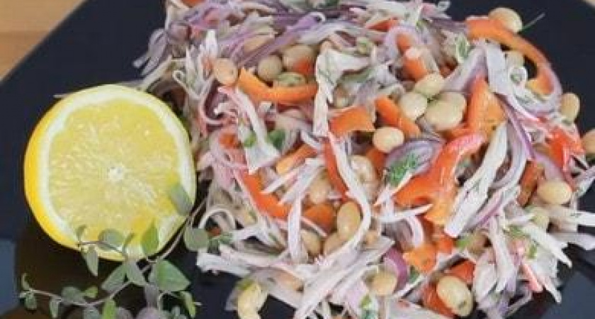 Как научиться готовить вкусный салат с фасолью и крабовыми палочками 🥗
