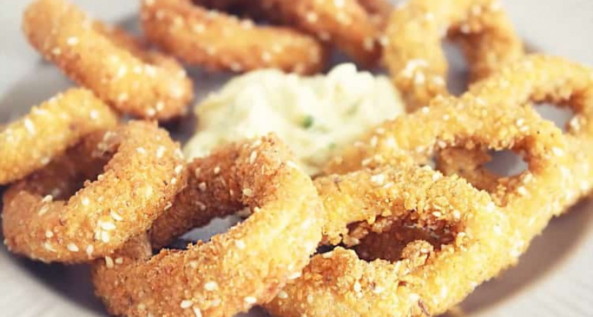 Кольца кальмаров в кляре со сметанным соусом - рецепт вкусной закуски за 10 минут &#x1f991;