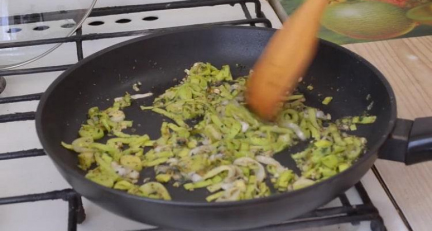 Нежные кальмары, тушеные в сметане с луком 🦑