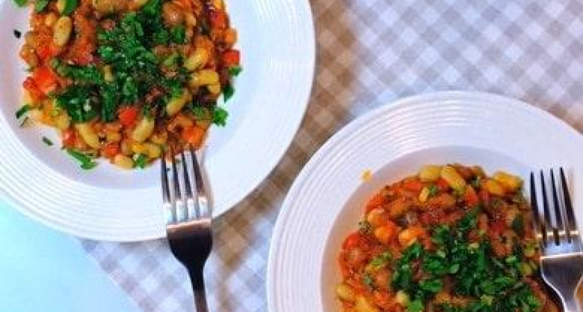 Фасоль в томатном соусе с овощами - просто и вкусно 🥗