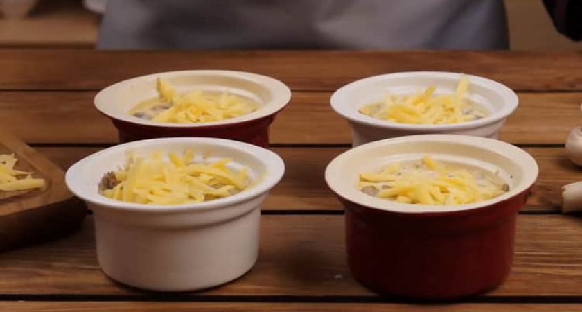 Жульен с грибами и сыром по пошаговому рецепту с фото 🍲