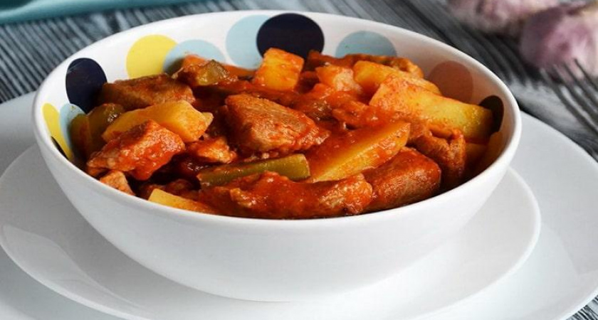 Вкусное и сытноее азу из свинины с огурцами 🍲