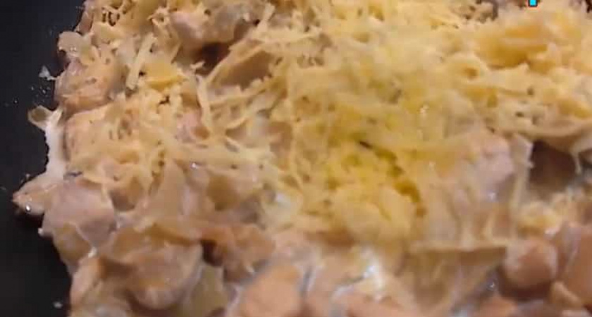 Вкусный жульен на сковороде с грибами и курицей - быстро и просто 🥣