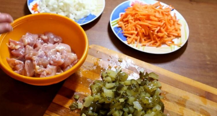 Азу из курицы с соленіми огурцами - очень вкусный рецепт 🍲
