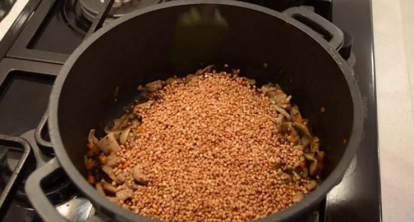 Гречка с мясом и грибами - таким обедом или ужином можно вкусно накормить всю семью 🍲