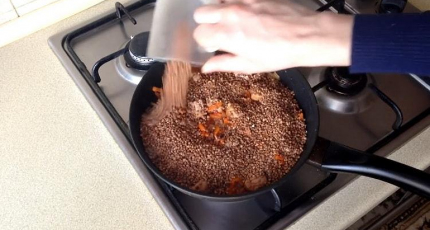 Гречка по-купечески с морковью и луком на сковороде &#x1f372;