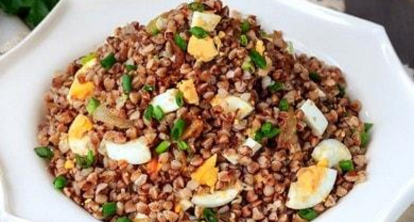 Гречка с вареным яйцом, зеленью и луком - легкое, сытное и вкусное блюдо &#x1f963;