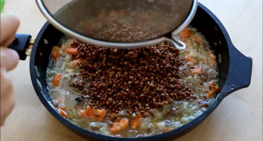 Гречка с тушенкой на сковороде - блюдо особенно придется по вкусу мужчинам и детям 🥣